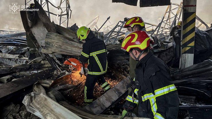 Через удар "шахедів" на Київщині палають склади