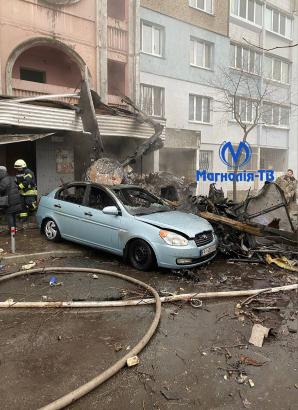 У Броварах впав вертоліт на територію дитсадка: багато постраждалих (фото) У Броварах впав вертоліт на територію дитсадка: багато постраждалих (фото)