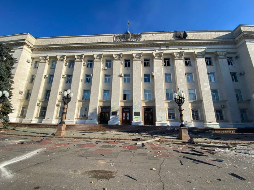 Окупанти обстріляли центр Херсона, влучили в обласну адміністрацію