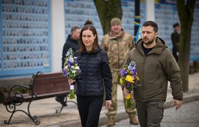 Україна прощається з "Да Вінчі": Зеленський з прем’єром Фінляндії вшанували памʼять героя (фото, відео) Україна прощається з "Да Вінчі": Зеленський з прем’єром Фінляндії вшанували памʼять героя (фото, відео)