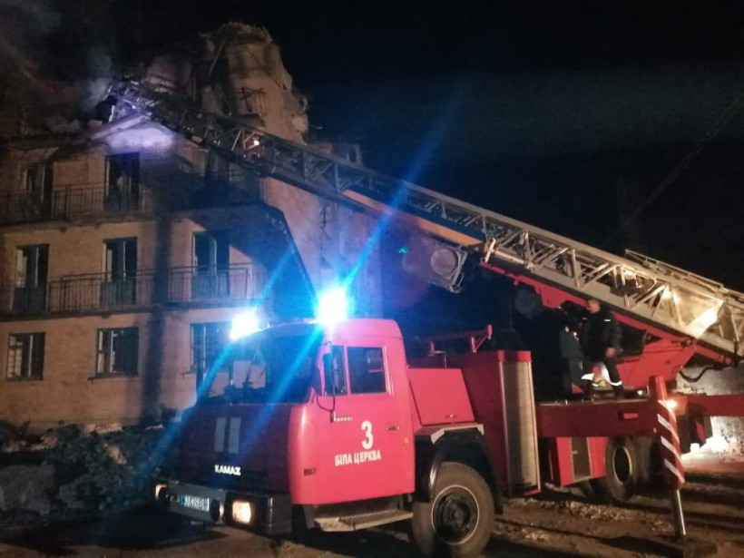 В Київській області ворожі дрони атакували цивільний об'єкт: багато жертв (фото) В Київській області ворожі дрони атакували цивільний об'єкт: багато жертв (фото)