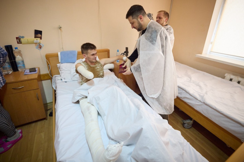 Зеленський приїхав до Львова та відвідав поранених бійців (відео) Зеленський приїхав до Львова та відвідав поранених бійців (відео)