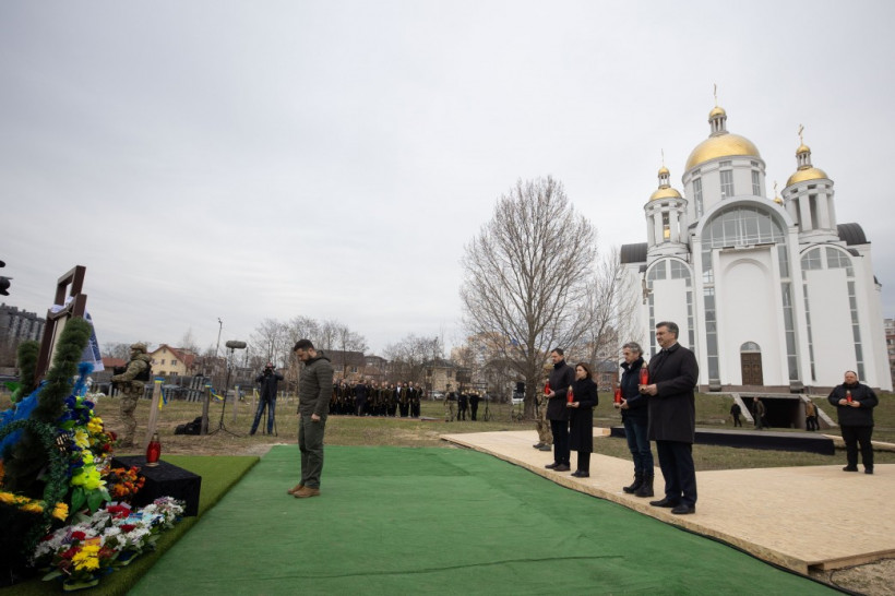 Зеленський з лідерами чотирьох держав у річницю визволення Бучі вшанували пам'ять загиблих (відео)