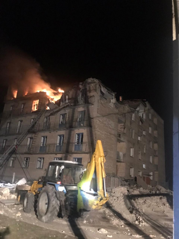 В Київській області ворожі дрони атакували цивільний об'єкт: багато жертв (фото) В Київській області ворожі дрони атакували цивільний об'єкт: багато жертв (фото)