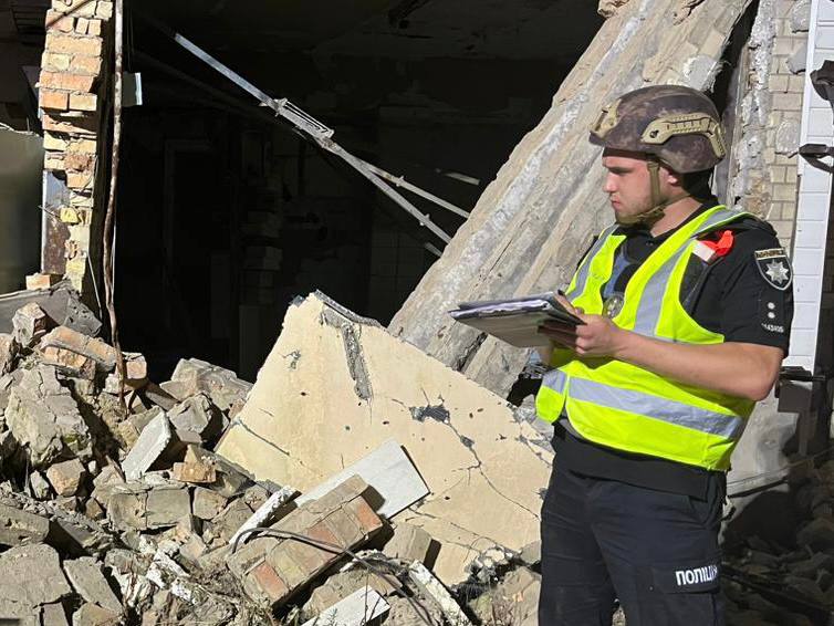 На Київщині уламки ракети впали на цвинтарі, пошкоджені будинки (фото) На Київщині уламки ракети впали на цвинтарі, пошкоджені будинки (фото)