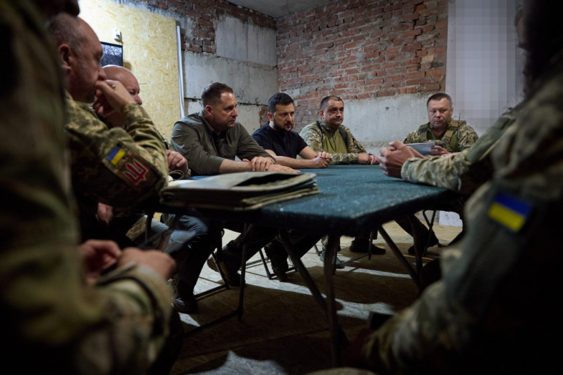 Зеленський відвідав бригади на Бахмутському напрямку (відео) Зеленський відвідав бригади на Бахмутському напрямку (відео)