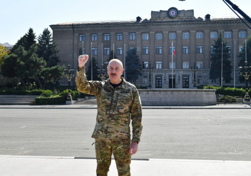 Ільхам Алієв підняв прапор Азербайджану над столицею Карабаху Ільхам Алієв підняв прапор Азербайджану над столицею Карабаху