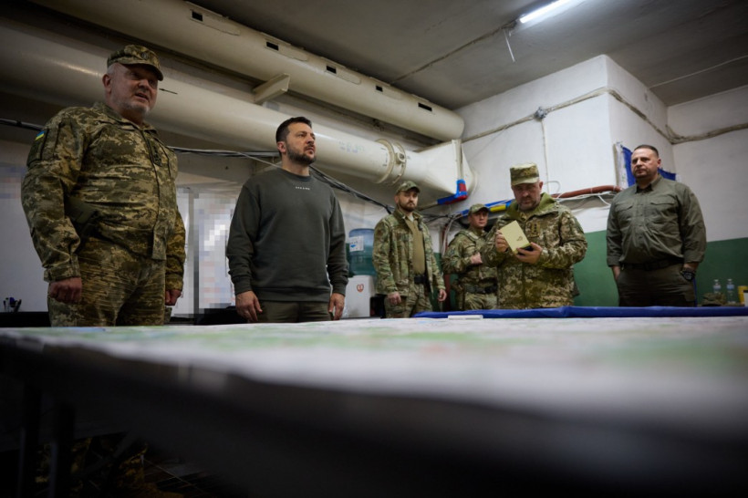 Зеленський відвідав війська на Лимано-Купʼянському напрямку (фото, відео) Зеленський відвідав війська на Лимано-Купʼянському напрямку (фото, відео)