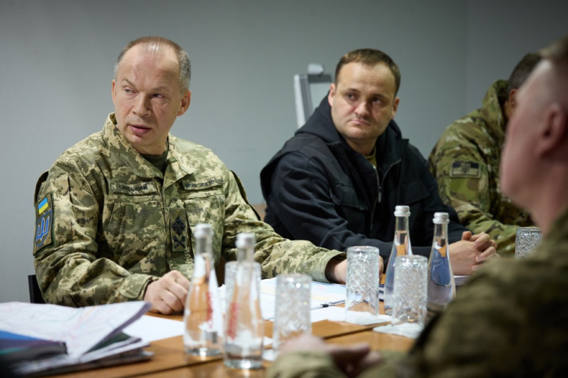 Зеленський відвідав війська на Лимано-Купʼянському напрямку (фото, відео) Зеленський відвідав війська на Лимано-Купʼянському напрямку (фото, відео)