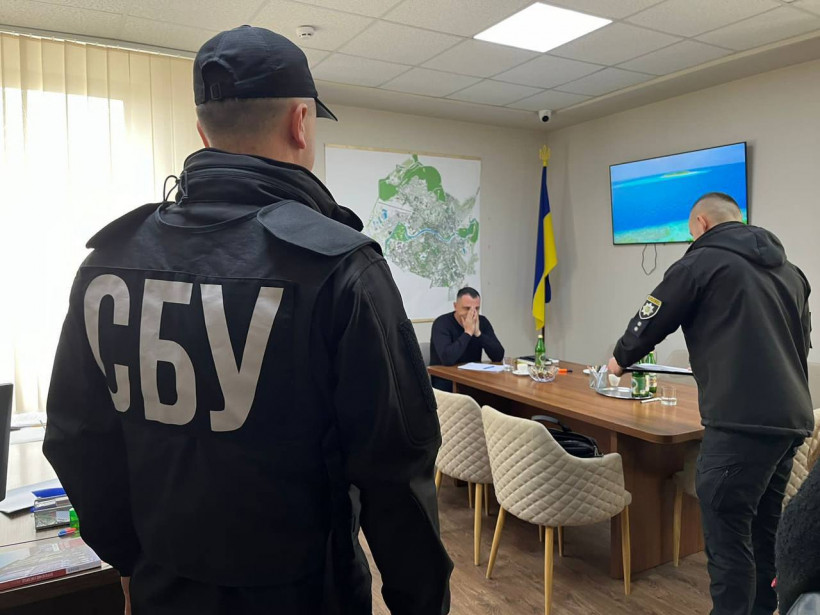 СБУ проводить обшуки у мера Ужгорода Богдана Андріїва (фото) СБУ проводить обшуки у мера Ужгорода Богдана Андріїва (фото)