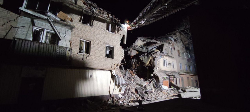 Удар рф по Селидовому: під завалами досі шукають людей (фото) Удар рф по Селидовому: під завалами досі шукають людей (фото)