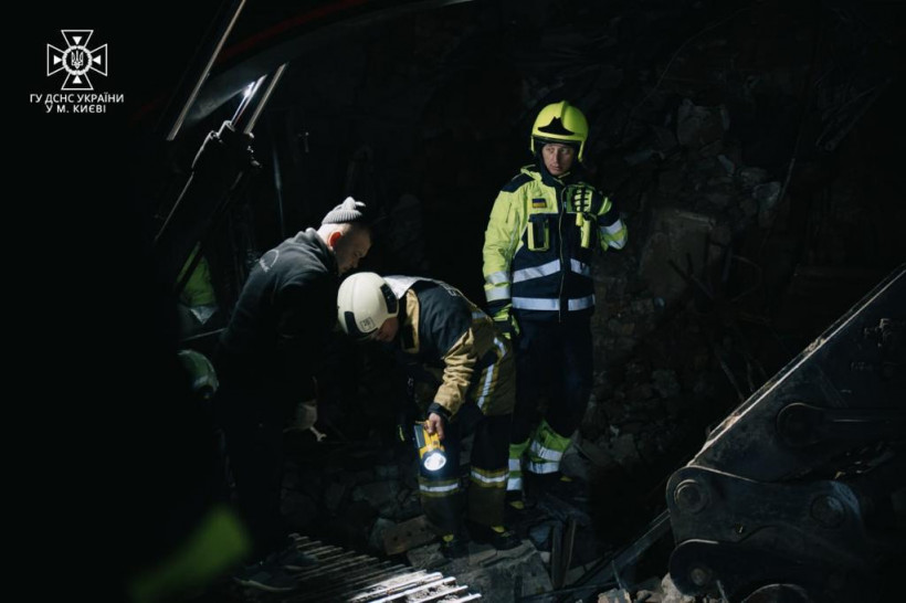 У Києві з-під завалів дістали тіла 23 загиблих