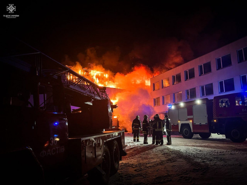 Під Києвом вночі згорів меблевий цех (відео) Під Києвом вночі згорів меблевий цех (відео)