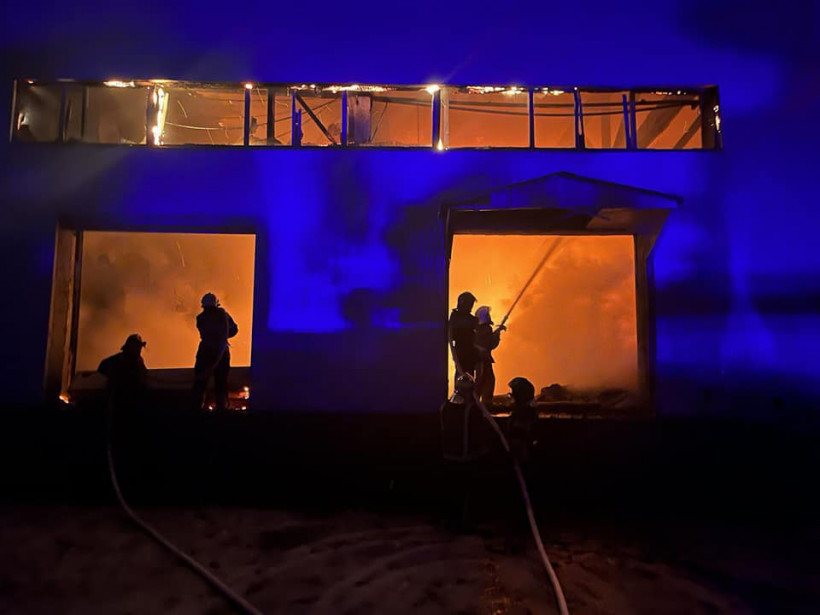 Під Києвом вночі згорів меблевий цех (відео) Під Києвом вночі згорів меблевий цех (відео)