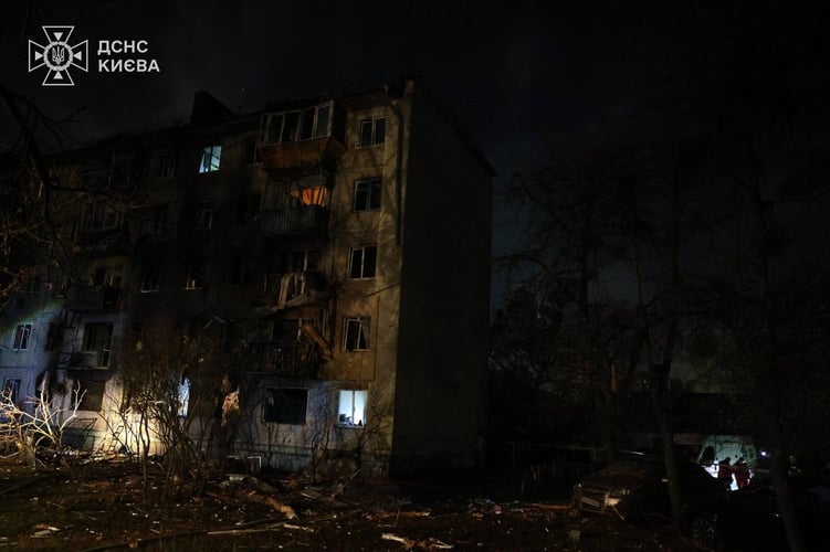 росіяни масовано атакували Київ ракетами й дронами: троє загиблих, багато постраждалих росіяни масовано атакували Київ ракетами й дронами: троє загиблих, багато постраждалих
