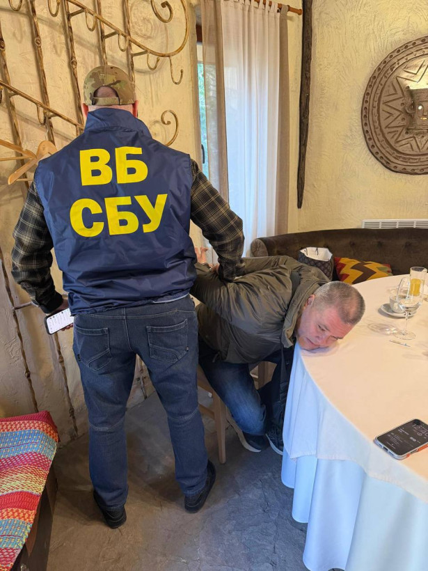 Кришували видобуток бурштину: затримали заступників начальників управлінінь СБУ в Київській та Рівненській областях