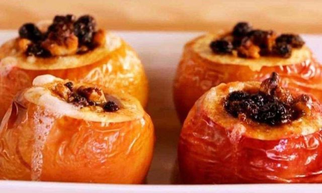 Как вкусно запечь яблоки: рецепт с начинкой и без