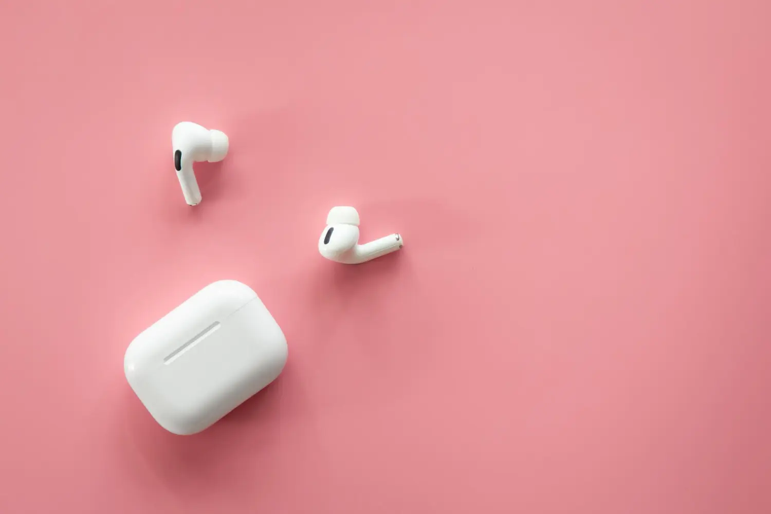 Новые AirPods Ultra будут оснащены камерами: что известно об уникальной разработке Apple
