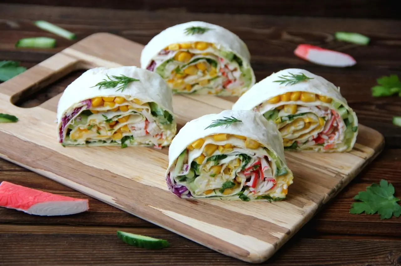Рулет из лаваша с крабовыми палочками: быстрый рецепт вкусной закуски
