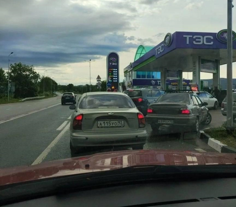 У Криму дефіцит бензину, до АЗС вишикувалися величезні черги У Криму дефіцит бензину, до АЗС вишикувалися величезні черги