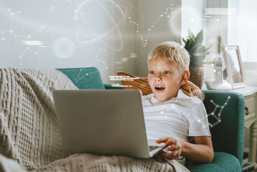 Влияние гаджетов на детей - joven-estudiante-que-estudia-linea-traves-portatil-nuevo-remix-digital-normal_baja