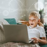 Влияние гаджетов на детей - joven-estudiante-que-estudia-linea-traves-portatil-nuevo-remix-digital-normal_baja