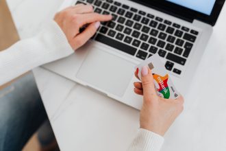 Как выбрать банковскую карту - pexels-karola-g-5717969