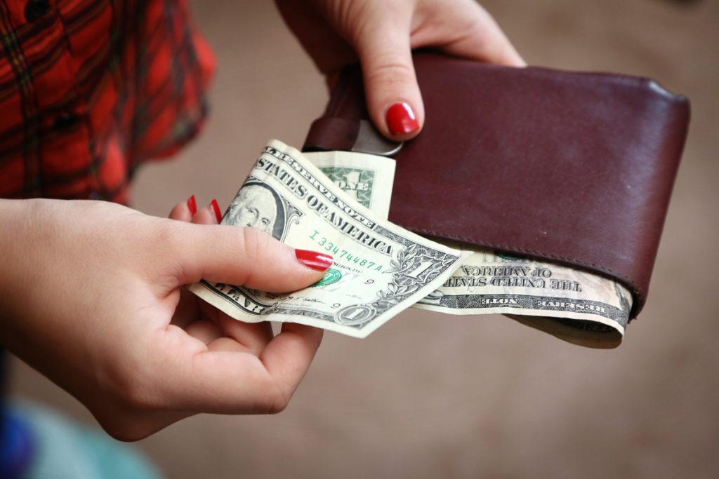 Финанансовые траты- spendingmoney_getty