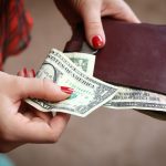 Финанансовые траты- spendingmoney_getty
