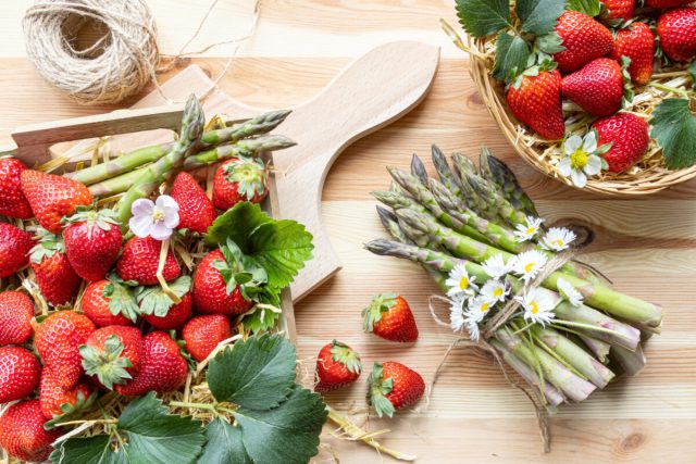 Польза сезонных овощей и фруктов - strawberry-asparagus-1200x800