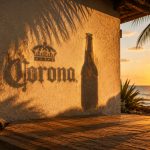 Corona придумала рекламу, которая появляется только на закате: как работает Sun Shadows