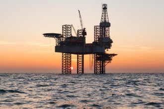 Почему дорожает нефть - Offshore,Jack,Up,Rig,In,The,Middle,Of,The,Sea