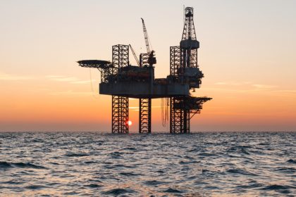 Почему дорожает нефть - Offshore,Jack,Up,Rig,In,The,Middle,Of,The,Sea