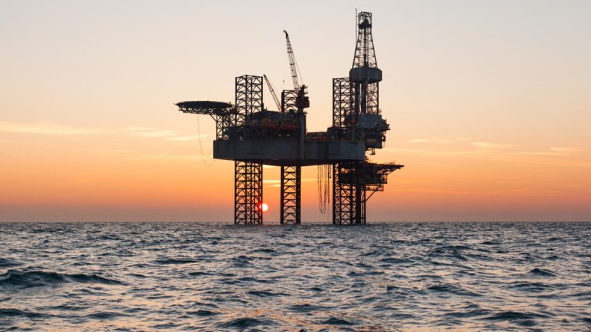 Почему дорожает нефть - Offshore,Jack,Up,Rig,In,The,Middle,Of,The,Sea