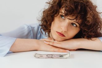 Почему деньги вызывают стресс - pexels-karola-g-7680362