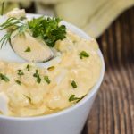 Салат «Белочка»: простой рецепт нежной сырной закуски с яйцами и чесноком