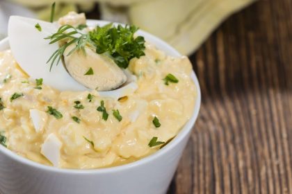 Салат «Белочка»: простой рецепт нежной сырной закуски с яйцами и чесноком