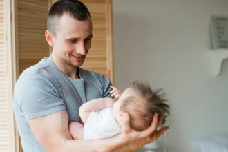 Мужчинам с новорожденными детьми хотят дать отсрочку на год.
