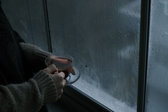 Почему под дождь хочется спать, читать и оставаться дома.