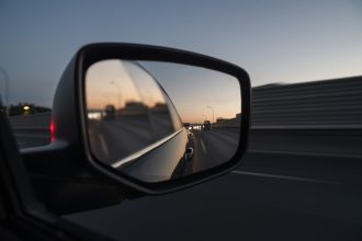 Почему автомобильное зеркало имеет такую форму.