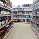 Полки с алкоголем в магазине