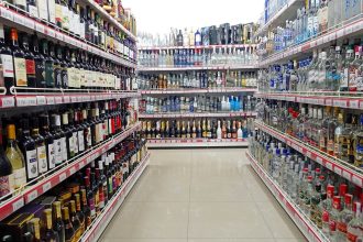 Полки с алкоголем в магазине