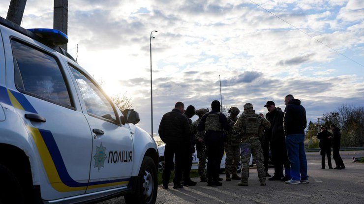 На Рівненщині чоловік відкрив вогонь з автомата по ТЦК та поліції, двоє поранених