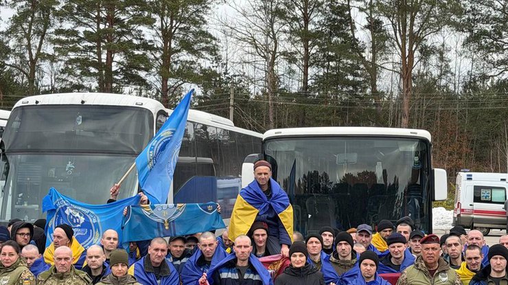Обмін полоненими: додому повернулися 300 військових і двоє цивільних