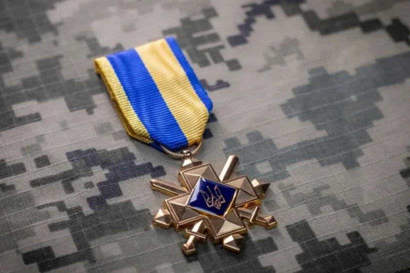 Зеленський підписав закон про статус нагороджених "Хрестом бойових заслуг"