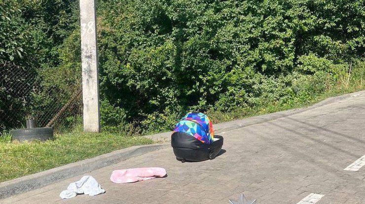 У Львові батько поїхав із дитиною на даху - немовля травмоване