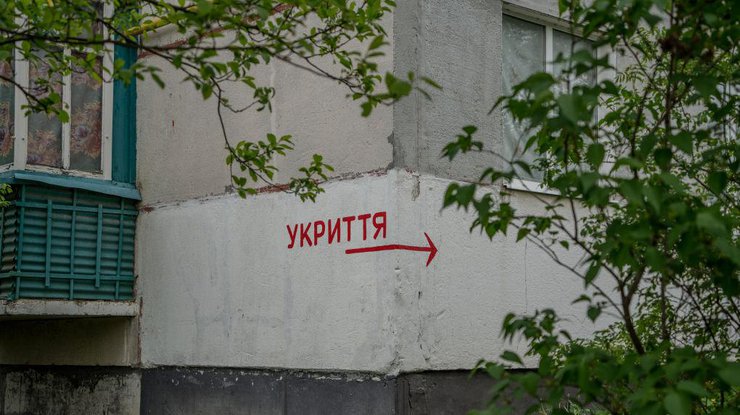 "Пустіть, я хочу зайти": під час атаки на Київ жінку з дитиною не пустили до укриття (відео)