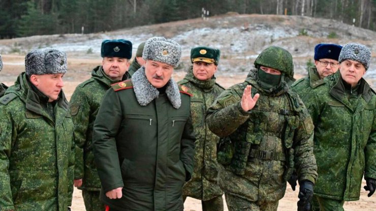 У прикордонні Білорусі розбудовують дороги до України та облаштовують артилерійські позиції - Зеленський