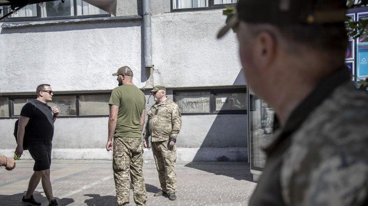 У Кривому Розі чоловік із ножем напав на двох військових